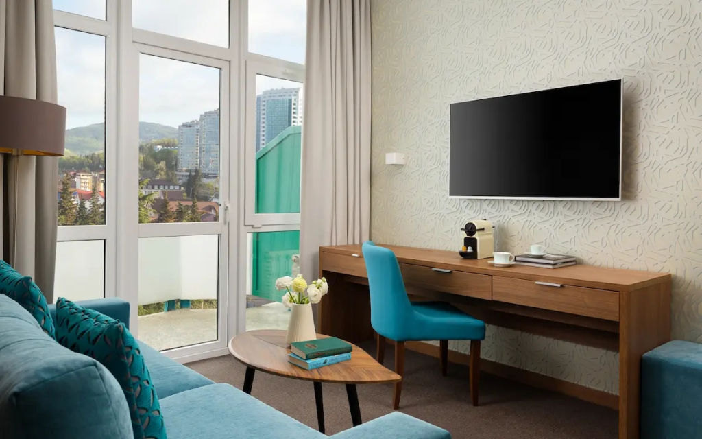 Четырёхместный люкс с 2 комнатами в Знание