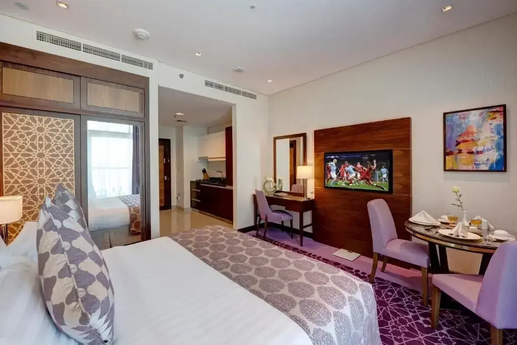 Studio Double Apartment with city view (full double bed)