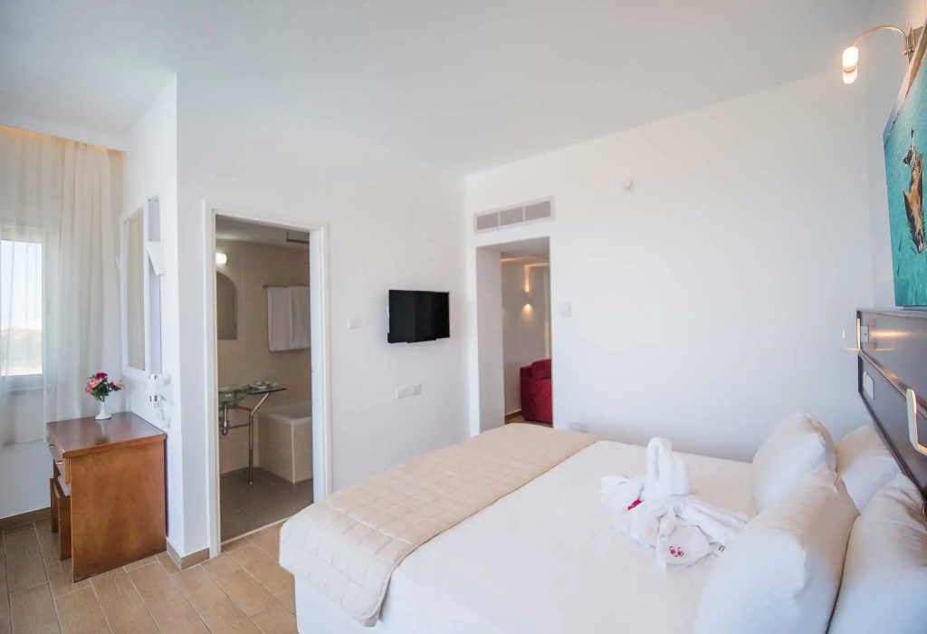 Double Suite with balcony and with sea view (full double bed)