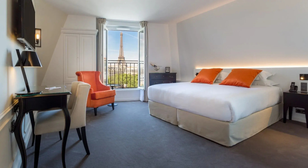 Royal - Eiffel Tower front view Double Junior Suite (full double bed)