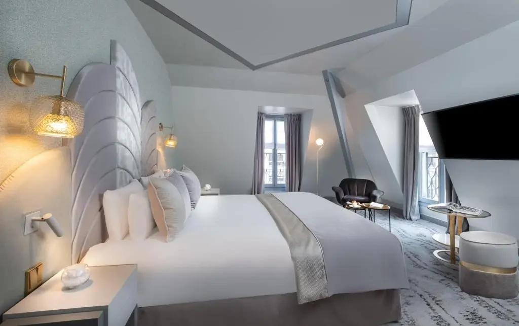 Double Suite with Eiffel Tower view (full double bed)
