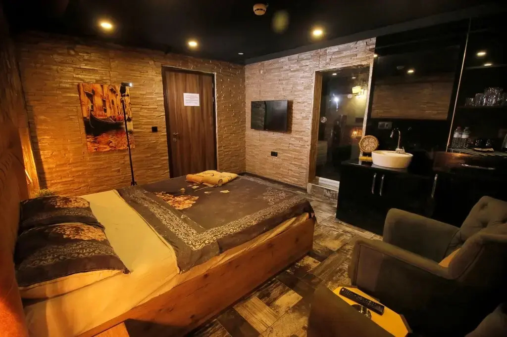 Double Suite (full double bed)