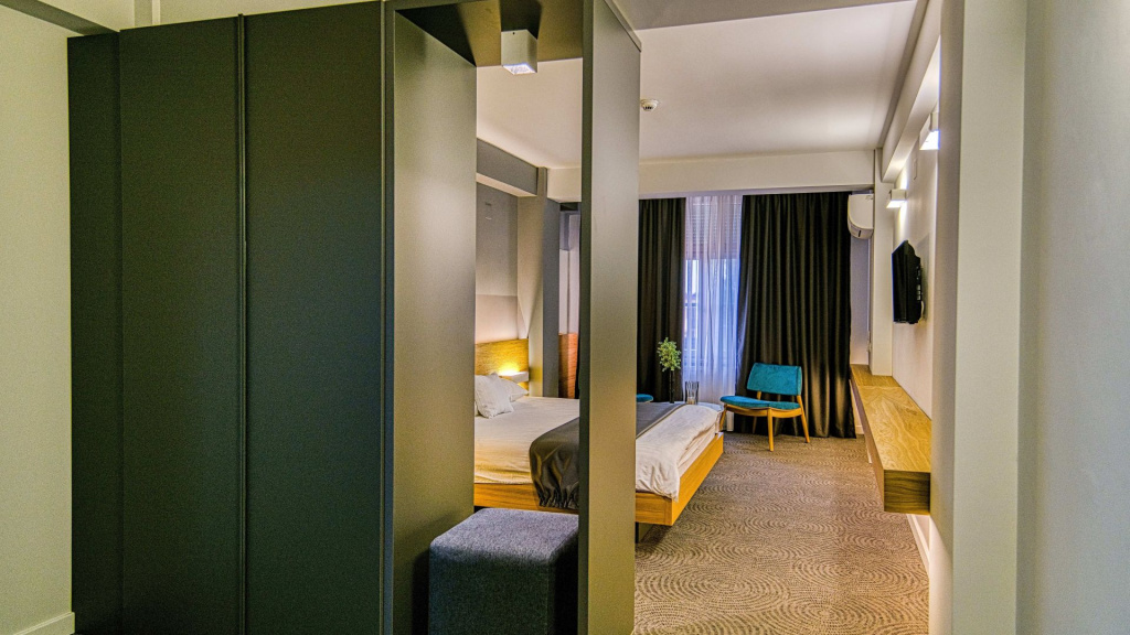 Large Double room (full double bed)