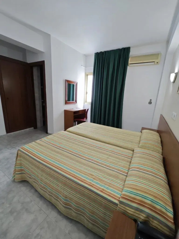 Double room (full double bed)