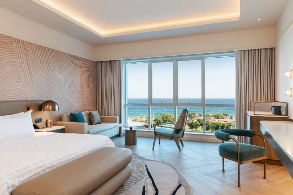 Двухместный номер Renovated Deluxe с видом на море двуспальная кровать в Le Meridien Al Aqah Beach
