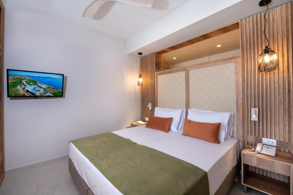 Superior with individual pool Family room (full double bed)