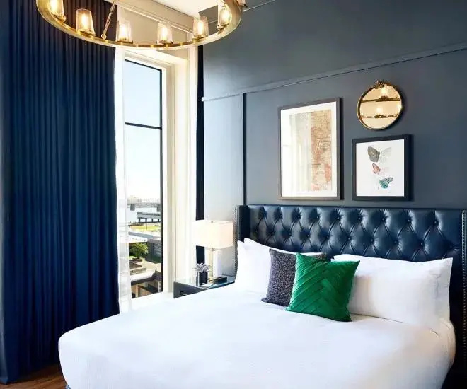 Corner Double room with city view (full double bed)