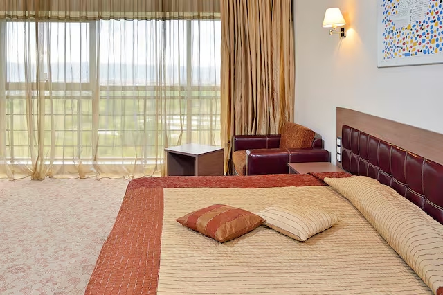 Double room with park view (full double bed)