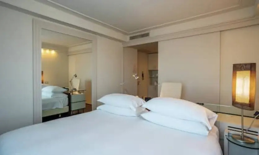 Deluxe Corner Double room (full double bed)