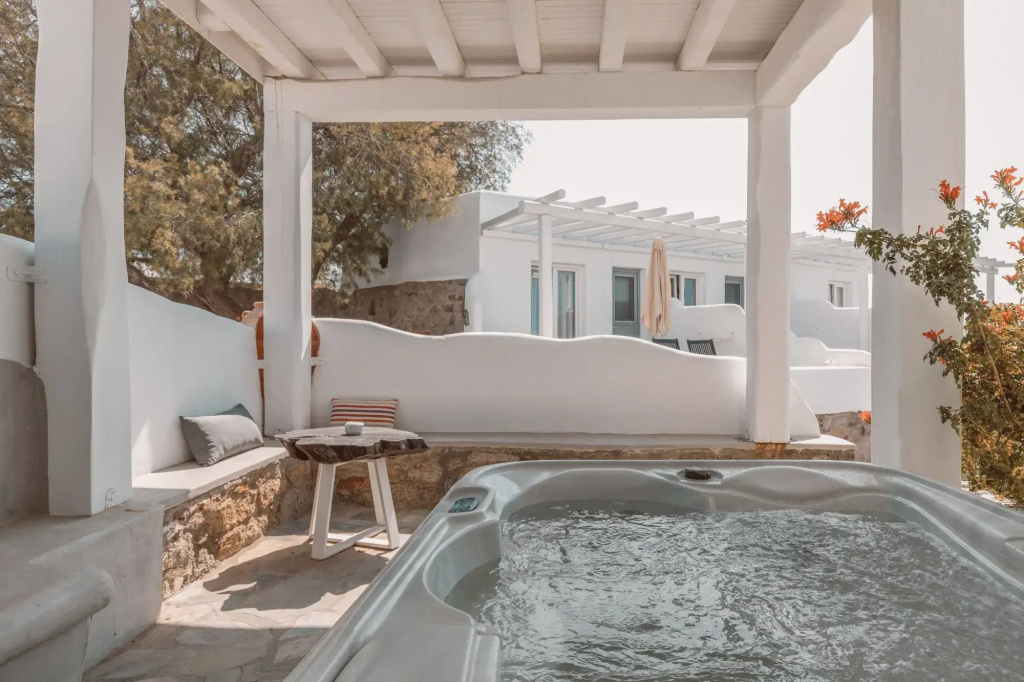 Superior with Outdoor Hot Tub Double Suite with partial sea view (full double bed)