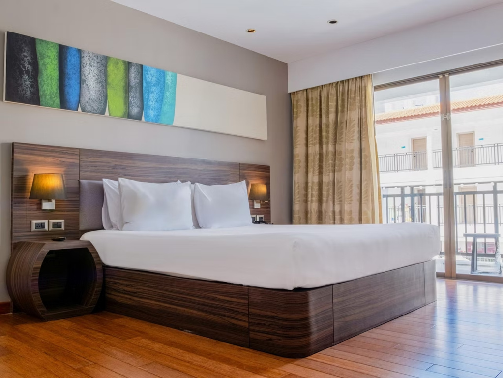 Двухместный номер Standard Central Building двуспальная кровать в Отель Holiday Inn Resort Phuket Karon Beach by IHG