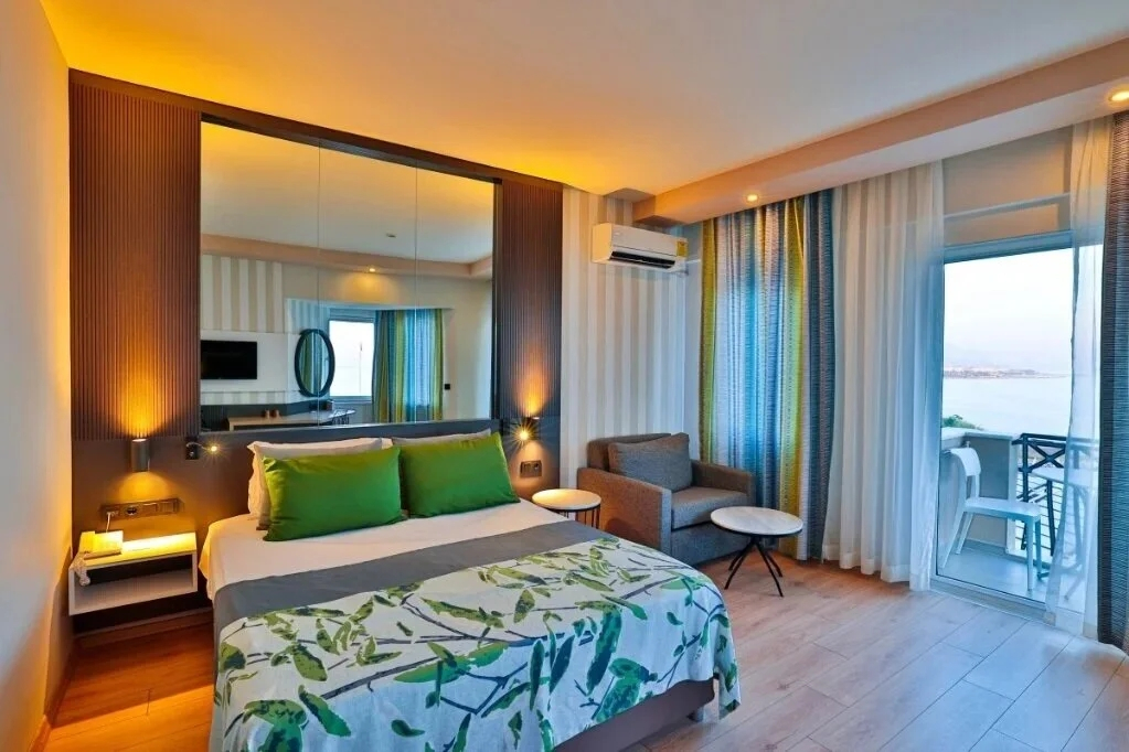 Двухместный номер Standard with side sea view двуспальная кровать в Alonya Beach Hotel
