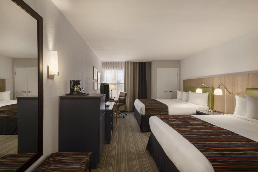 GreenTree Inn & Suites Phoenix Sky Harbor Room Type - King Room