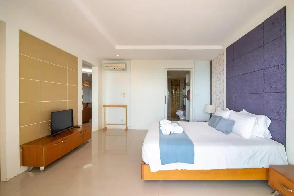 Семейный люкс с видом на море в Royal Beach View Suites