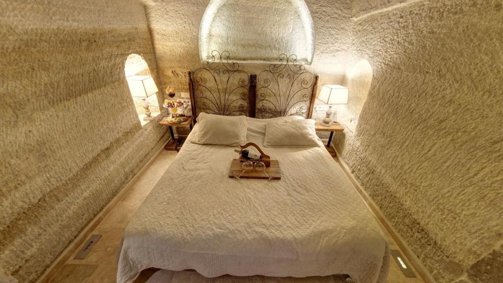 Cave Deluxe Double room (full double bed)