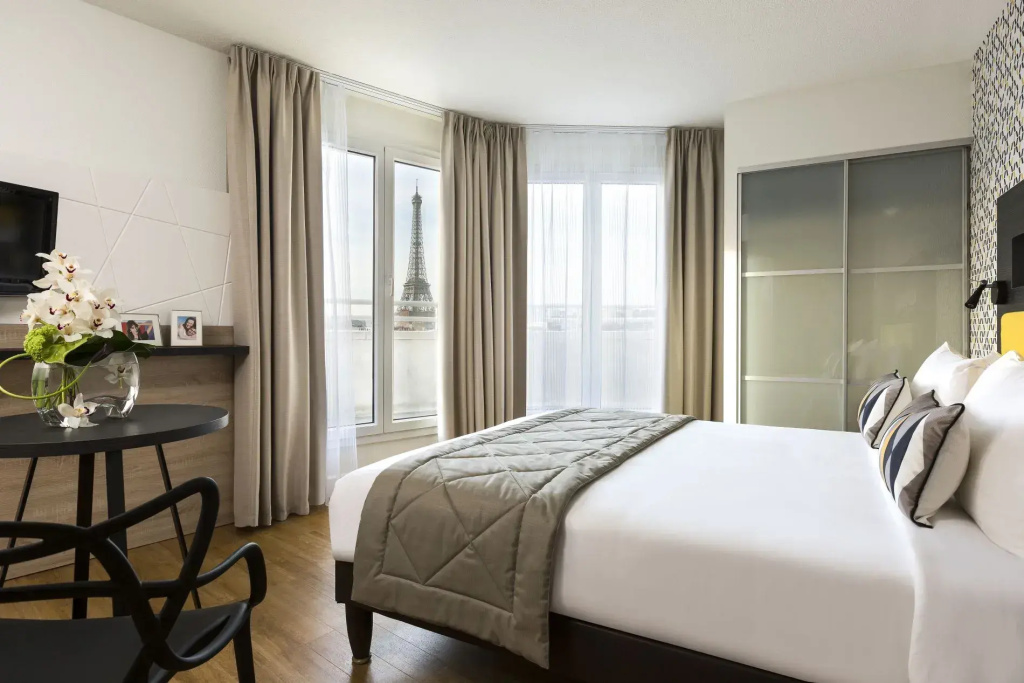 Eiffel Tower view Double Studio with balcony (full double bed)