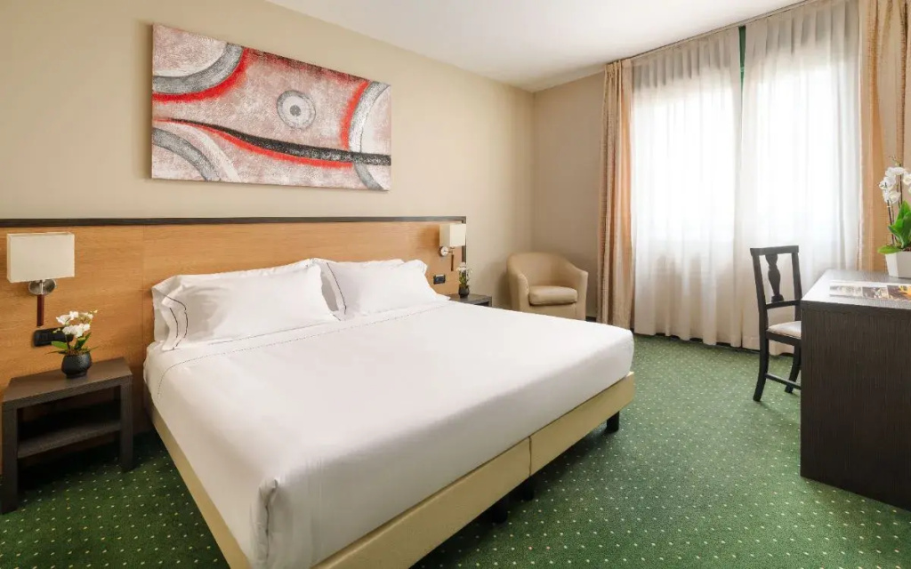 Business Double room (full double bed)