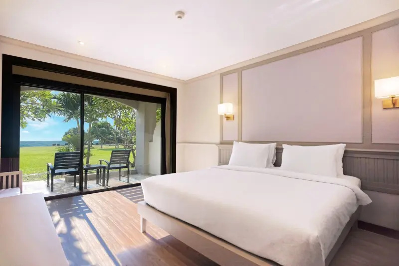 Двухместная студия клубная Deluxe с видом на море двуспальная кровать в Pinnacle Grand Jomtien Resort and Beach Club