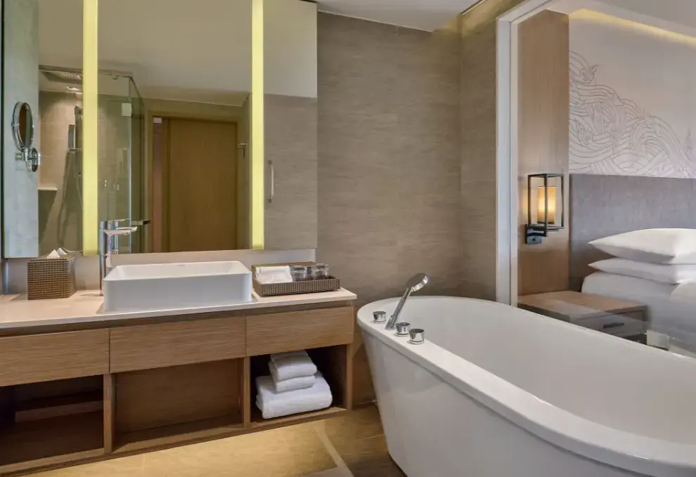 Четырёхместный номер Beach Front Access Terrace Larger с видом на океан в Phuket Marriott Resort & Spa, Merlin Beach