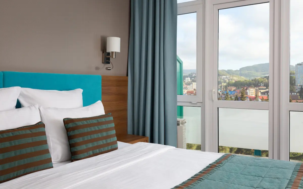 Четырёхместный люкс с 2 комнатами в Знание