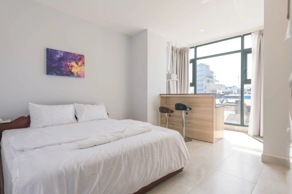 Front Double Small Studio (full double bed)