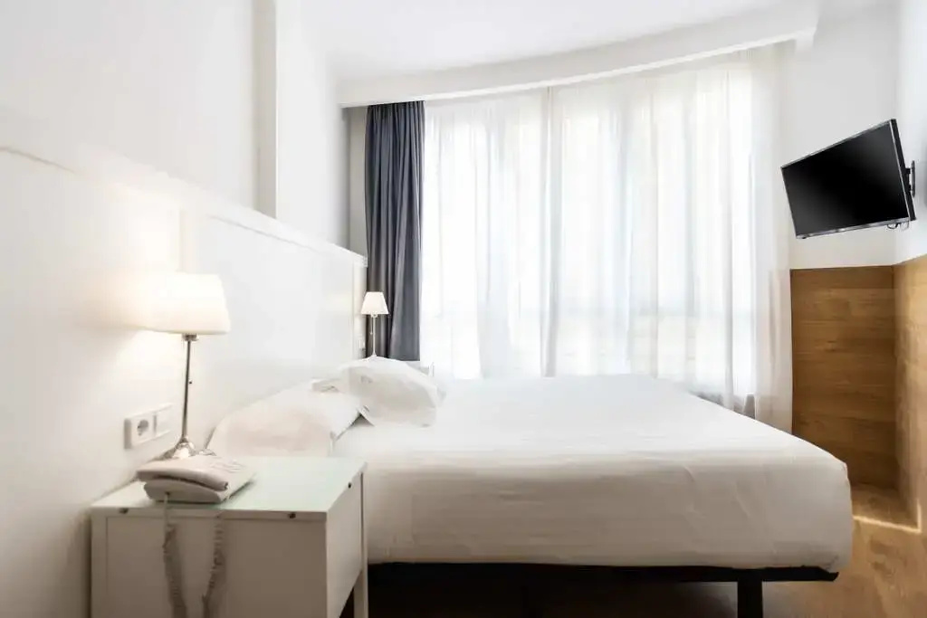Standard Triple room with side street view