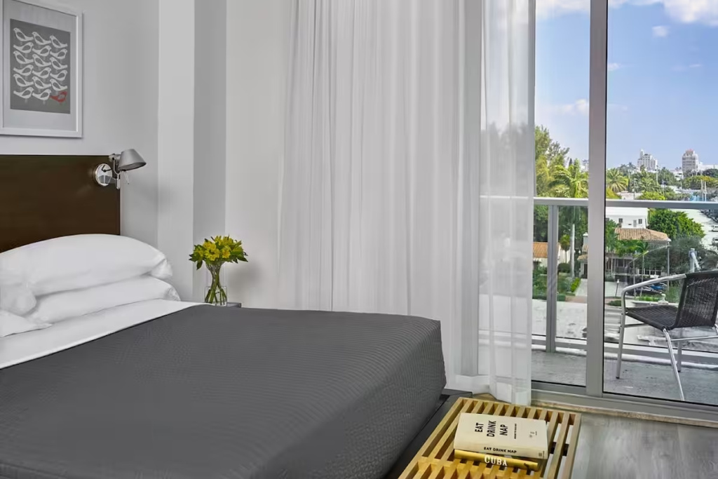 1 Bedroom Urban Double Suite with balcony (full double bed)