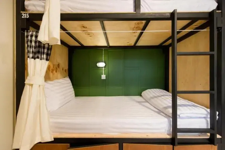 Кровать в общем номере (женский номер) в The Neighbors Hostel - Adults Only