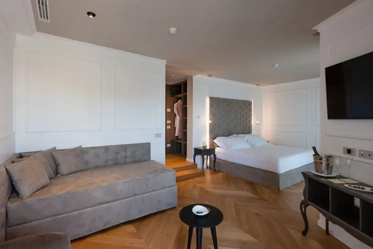 Double Suite (full double bed)