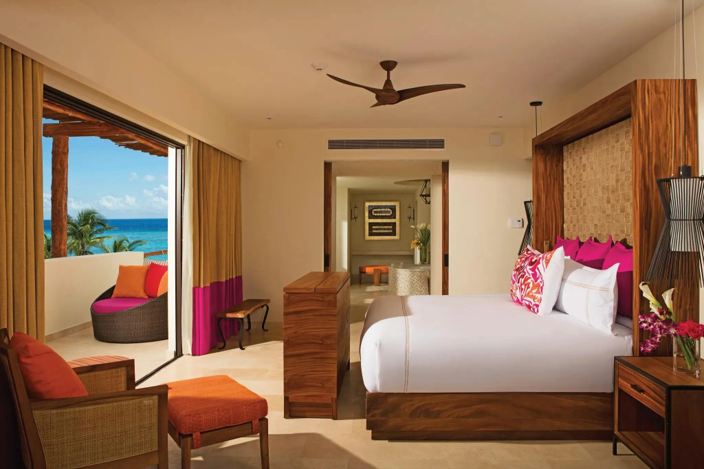 Presidential Double Suite with balcony full double bed