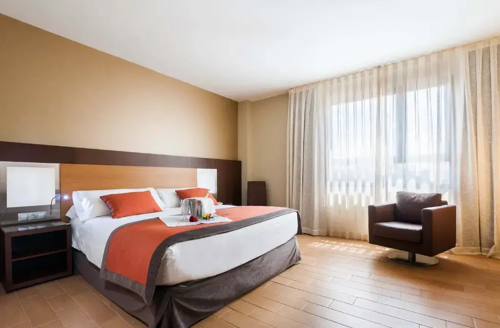 Deluxe Double Suite (full double bed)