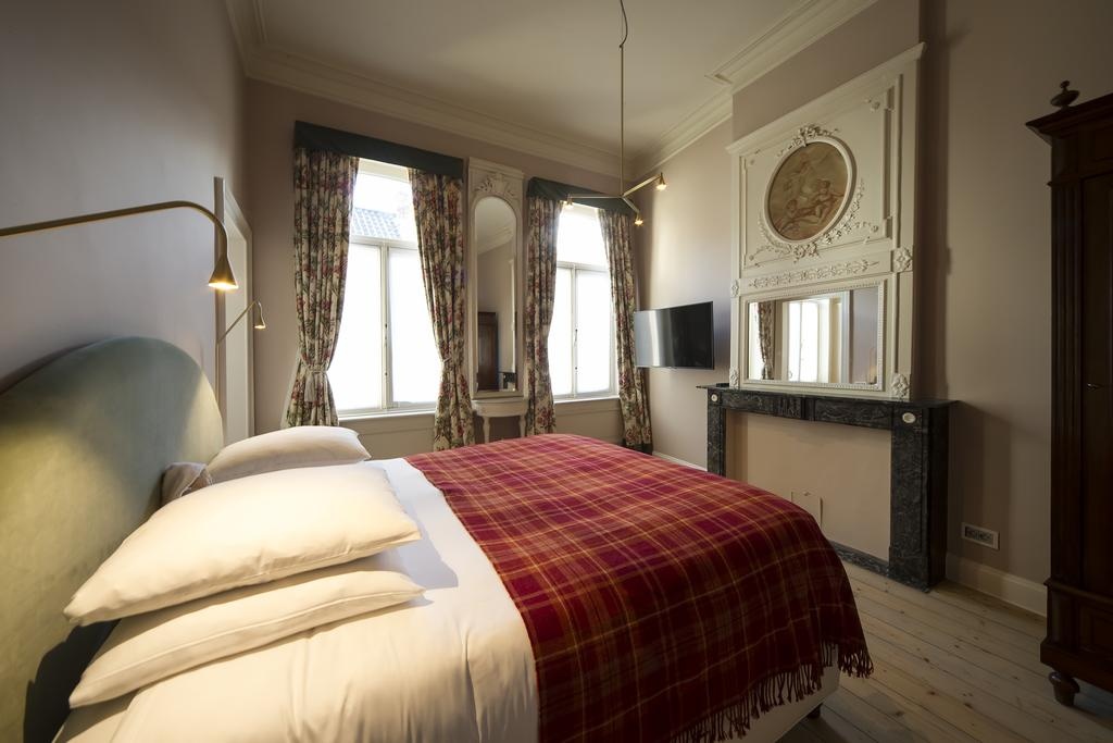Double Junior Suite (full double bed) (king size bed)
