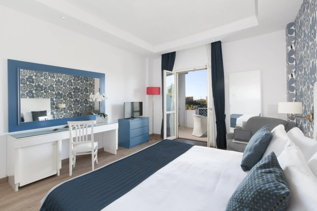 Siena Double room with balcony and with garden view (full double bed)