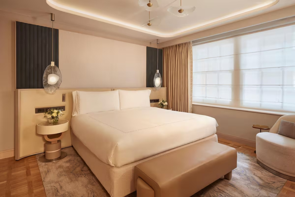 Claridge’s Double room (full double bed)