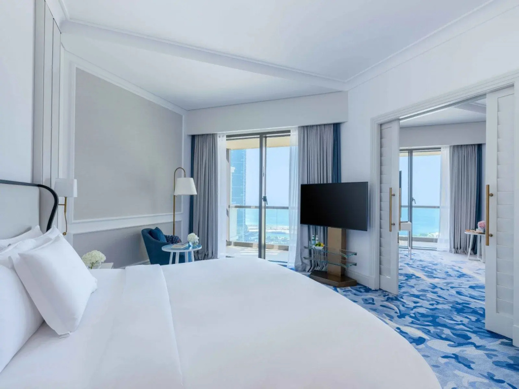 Prestige Double Club Suite with balcony and with partial sea view, full double bed room photo 1