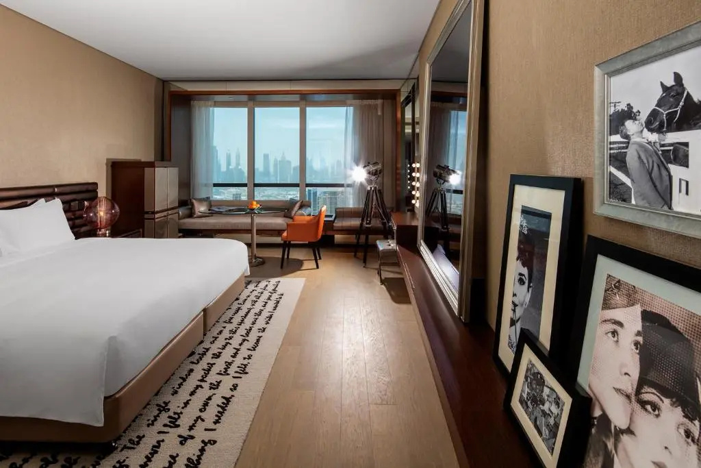 Scene Double room with downtown view (full double bed)
