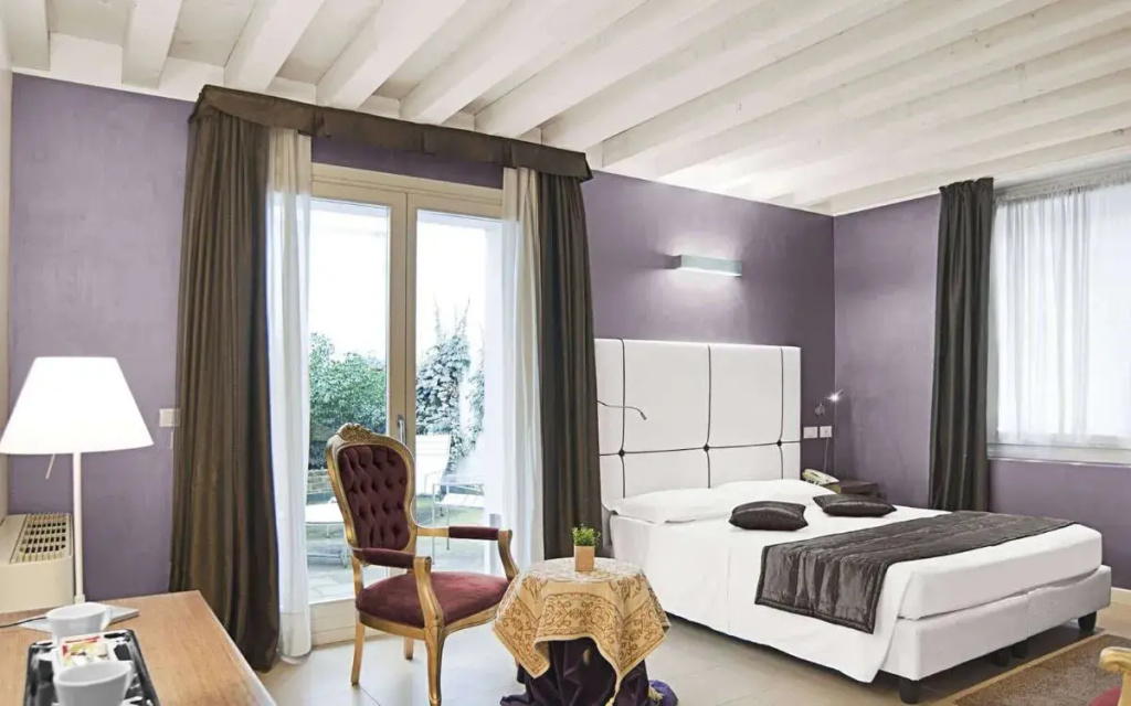 Superior Double room with courtyard view (full double bed)