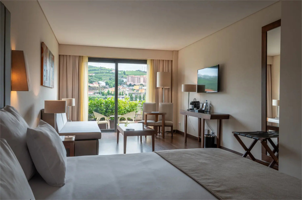 Family Double room with river view (full double bed)