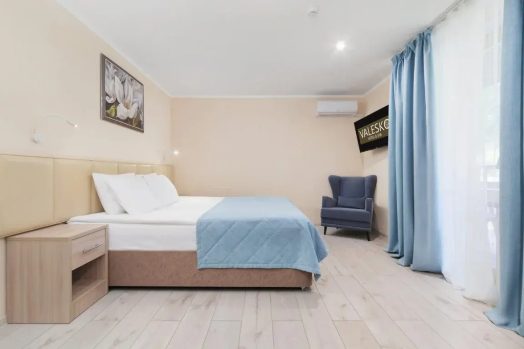 Superior Double room with balcony (full double bed)