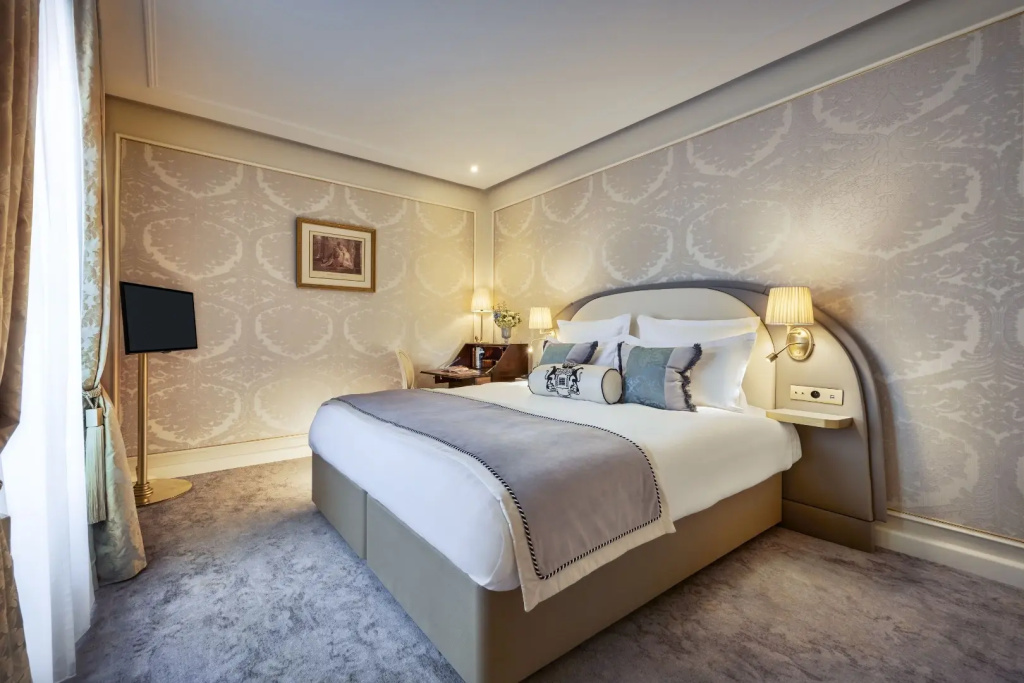 Deluxe Double room (full double bed)
