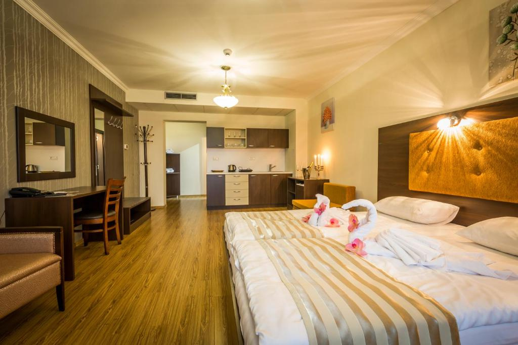 Large Double room (full double bed)