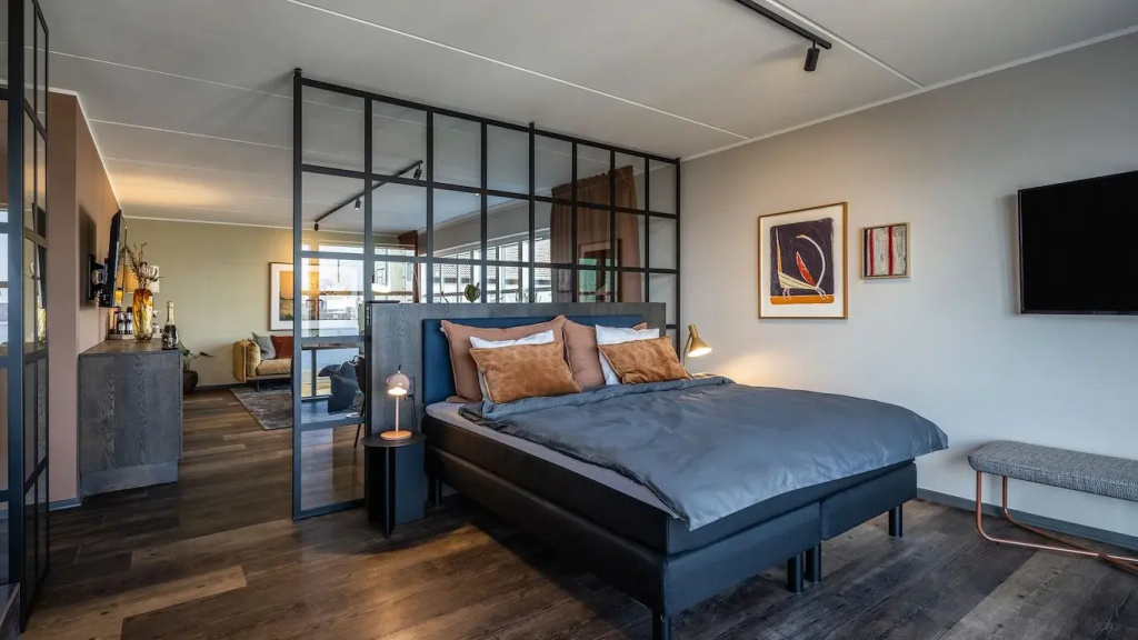 Double Suite (full double bed)