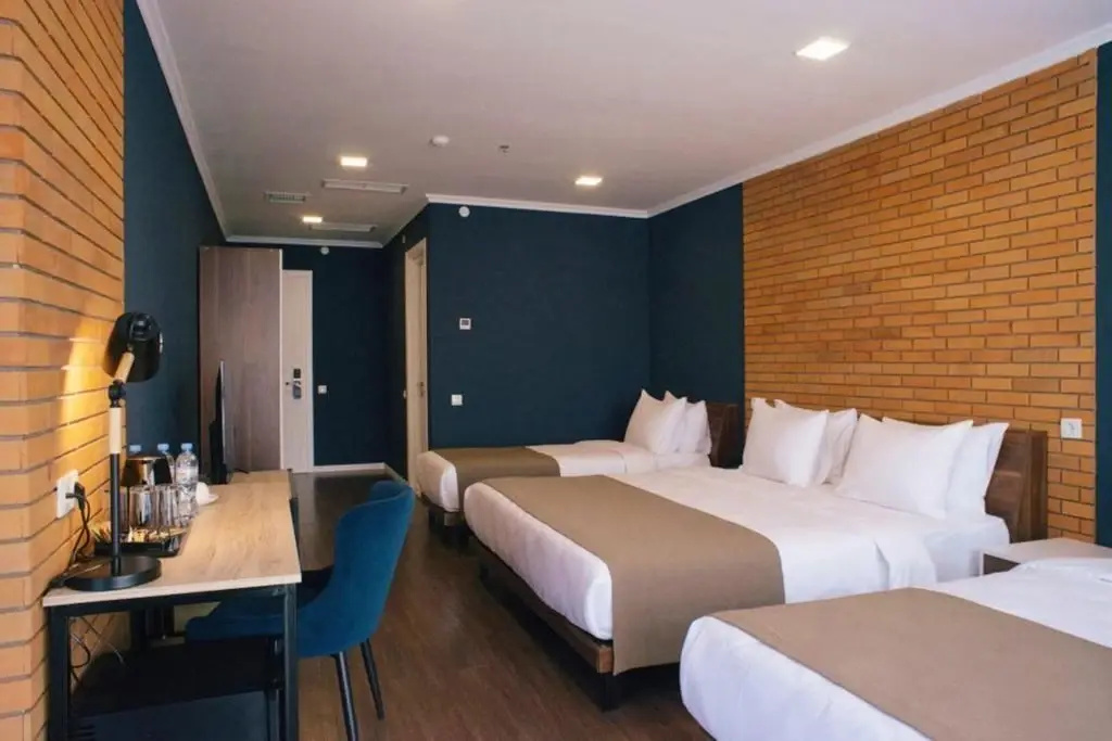 Family Quintuple Suite