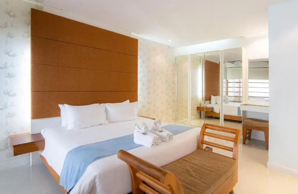 Люкс с 2 комнатами с видом на море в Royal Beach View Suites