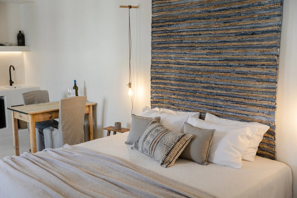 Upper Floor Double Suite (full double bed)