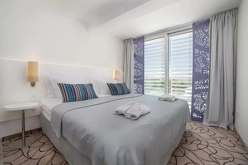 Deluxe Double Suite with balcony and with sea view (full double bed)