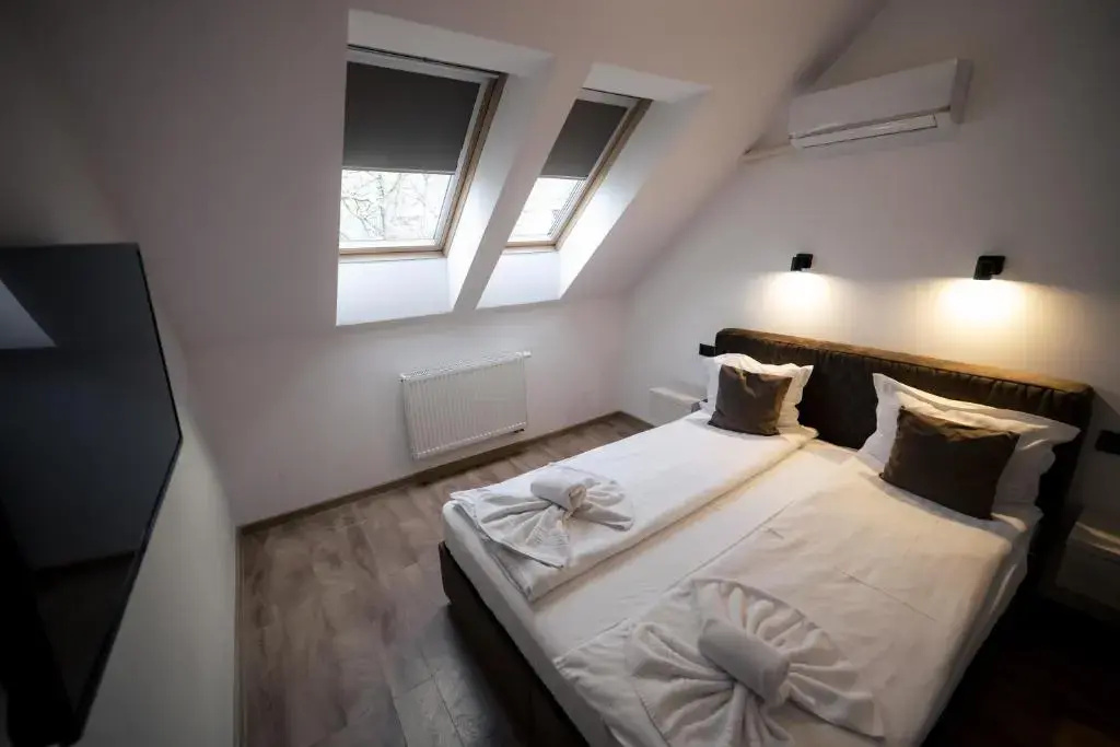 Double Family Attic Suite (full double bed)