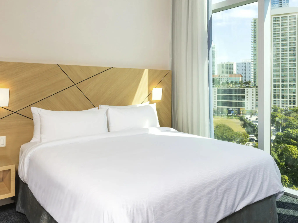1 Bedroom Skyline Double Suite full double bed