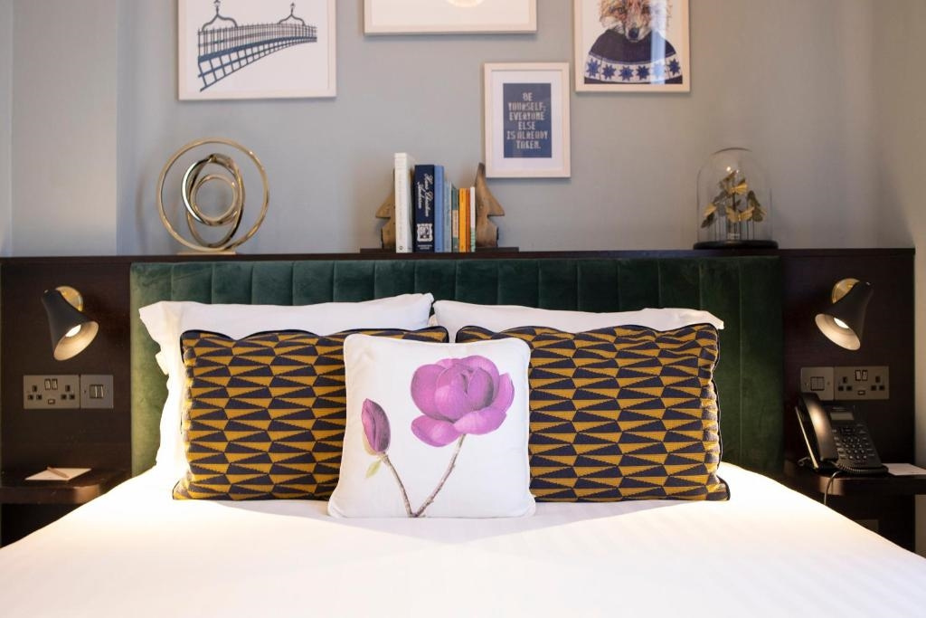 Small Double room (full double bed)