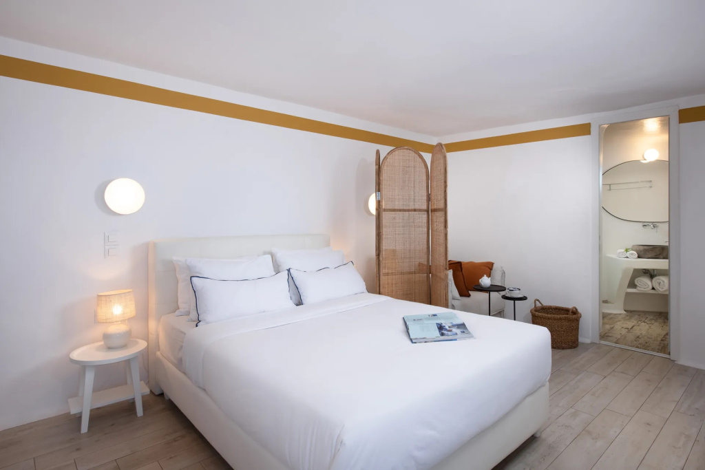 Double room with partial sea view (full double bed)